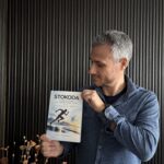 Стойчо Коджабашев държи печатното издание на книгата „STOKODA Архитектура на представянето“